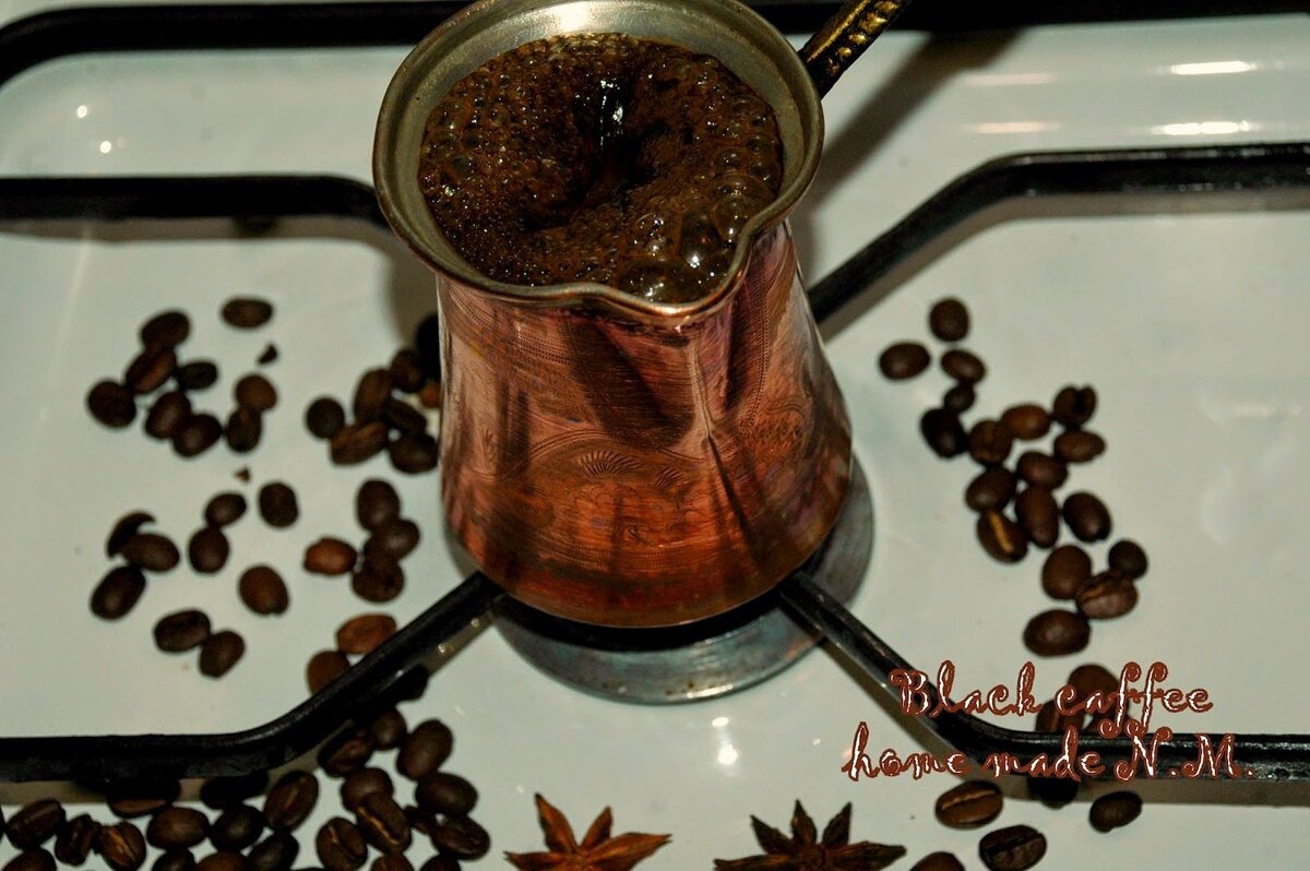 Кофе по-армянски: наполнить турку холодной водой, насыпать горкой кофе и не размешивать...