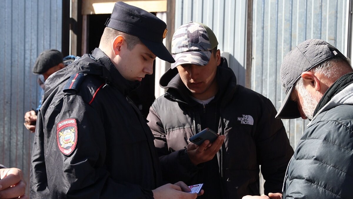 Массированные проверки законности пребывания иностранцев в Челябинской области продолжатся. Фото: пресс-служба ГУ МВД России по региону.