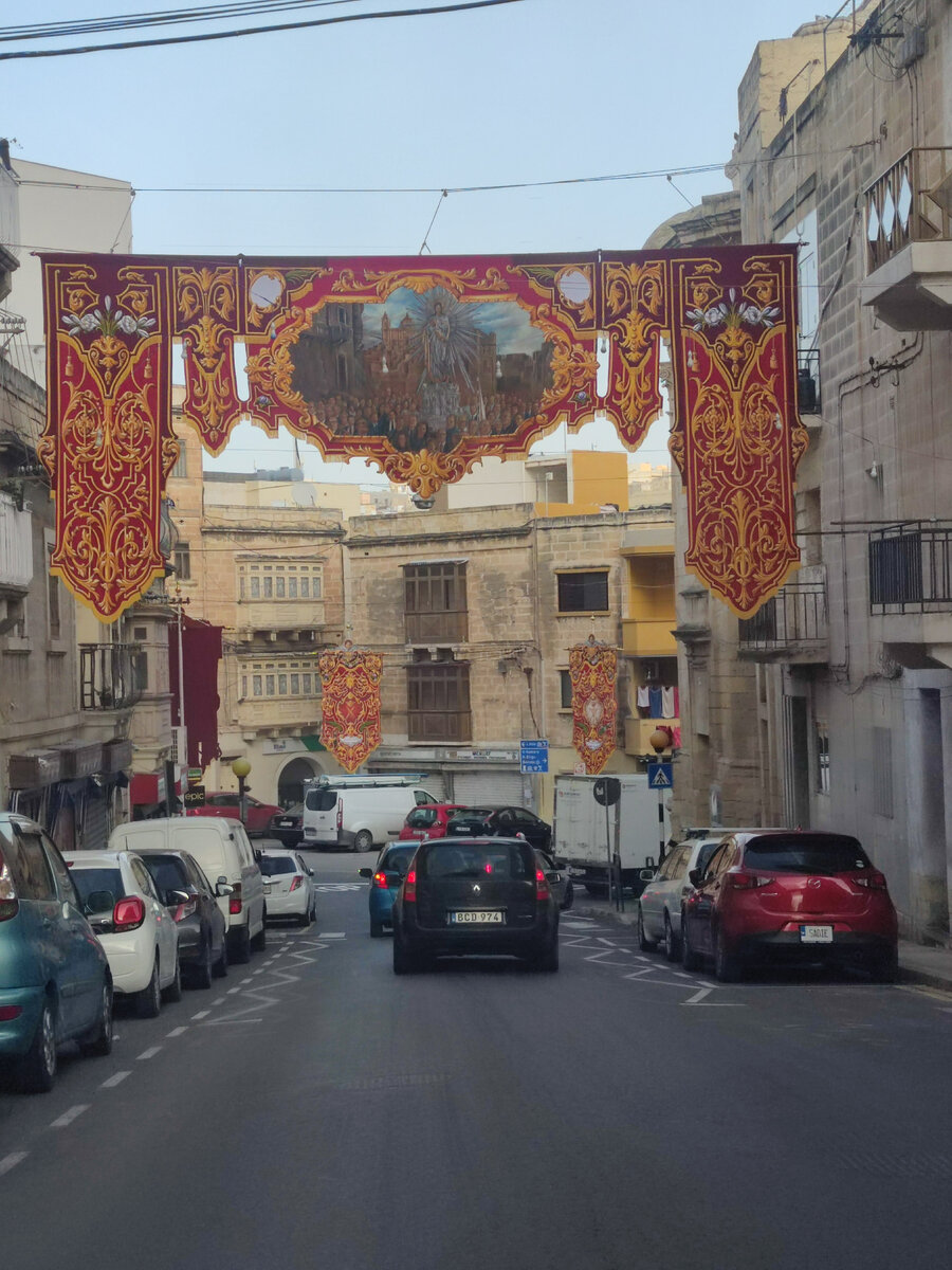 На Мальте много односторонних улиц, так что дорога туда вовсе не будет равняться дороге обратно. По мальтийским меркам это очень даже широкая улица. Машинки здесь маленькие, лёгкие и юркие, расход бензина  на 100 км приятно удивляет. Одного бака на месяц вполне достаточно.