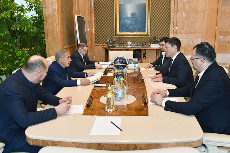    На видео Минниханов уточняет, что прилетел в Молдавию по приглашению лидера движения «Народный союз Гагаузии», кандидата на пост главы Гагаузской автономии Молдавии Виктора Петрова и депутата парламента страны Александра Суходольского. Только в середине марта политики приезжали в Казань и встречались с Миннихановым Фото: rais.tatarstan.ru