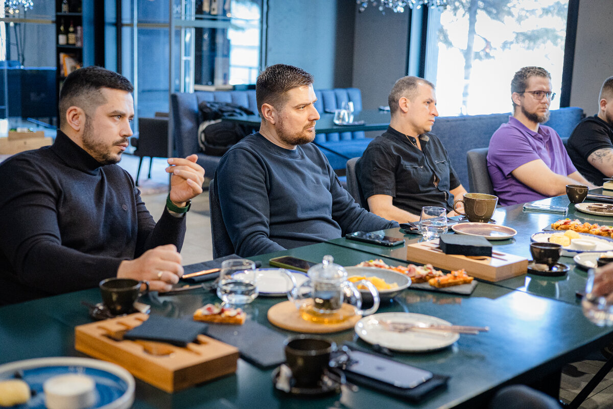 Алтайское бизнес-сообщество объединяет около 100 предпринимателей. Основная его задача заключается в том, чтобы участники системно взаимодействовали, развивали и поддерживали друг друга в вопросах, связанных с бизнесом, имели возможность обсуждать управленческие решения друг с другом и с экспертами. На встречах клуба обсуждаются предметные вопросы по темам рынка недвижимости, кадров, инструментов управления, проверки контрагентов, увеличения трафика клиентов и т. д. Руководитель — Маргарит Агекян.