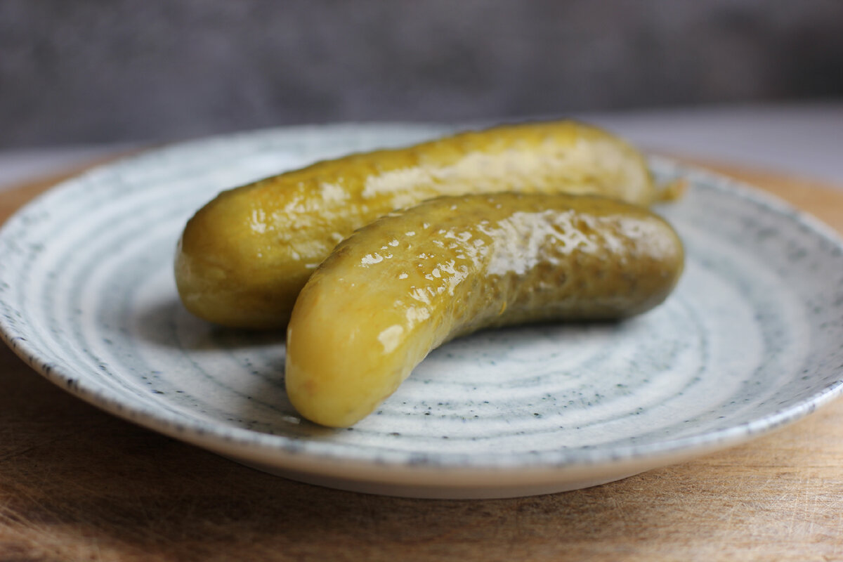 Для рецепта потребуется один большой или два маленьких огурца и рассол