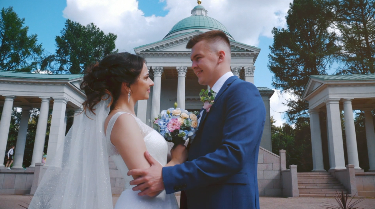 Прекрасная пара молодожёнов