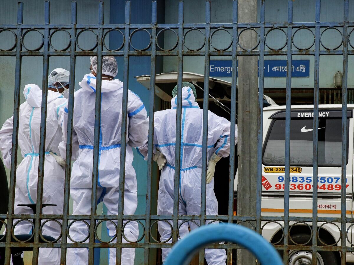    Медики у автомобиля скорой помощи в Индии© AP Photo / Bikas Das