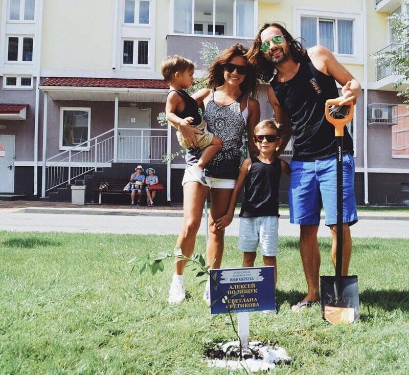 Светлана Светикова с мужем и детьми / Фото: социальные сети