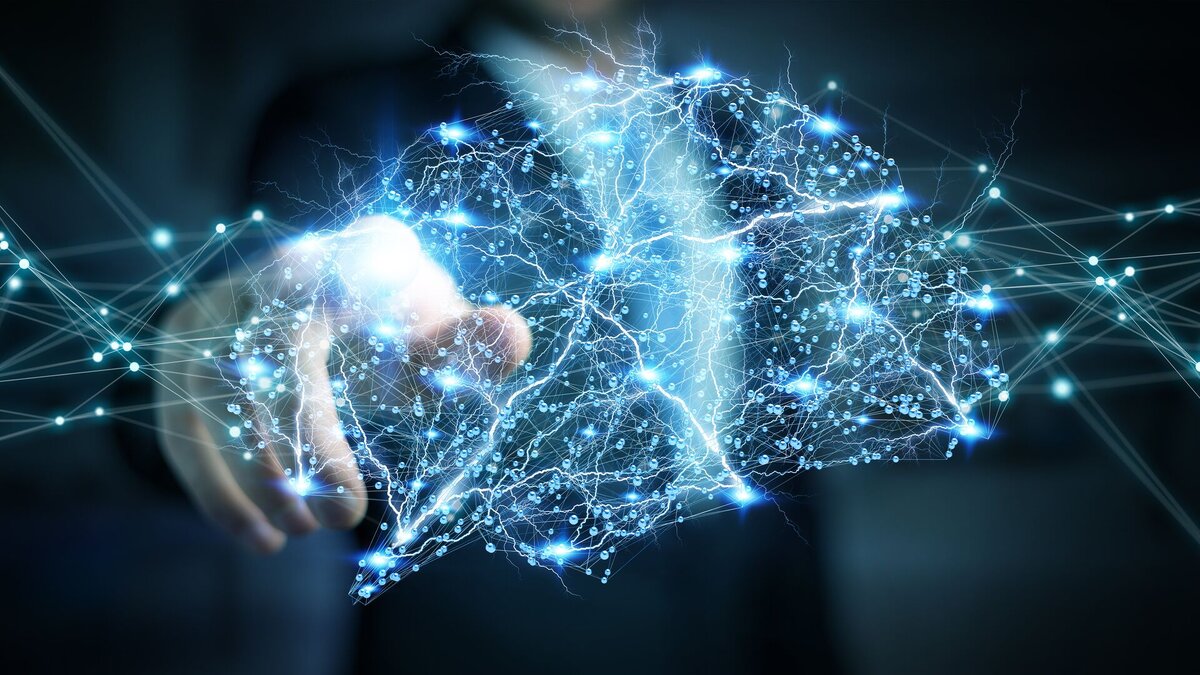 Нейронная сеть — это метод в искусственном интеллекте, который учит компьютеры обрабатывать данные таким же способом, как и человеческий мозг. Это тип процесса машинного обучения, называемый глубоким обучением, который использует взаимосвязанные узлы или нейроны в слоистой структуре, напоминающей человеческий мозг. Он создает адаптивную систему, с помощью которой компьютеры учатся на своих ошибках и постоянно совершенствуются. Таким образом, искусственные нейронные сети пытаются решать сложные задачи, такие как резюмирование документов или распознавание лиц, с более высокой точностью.