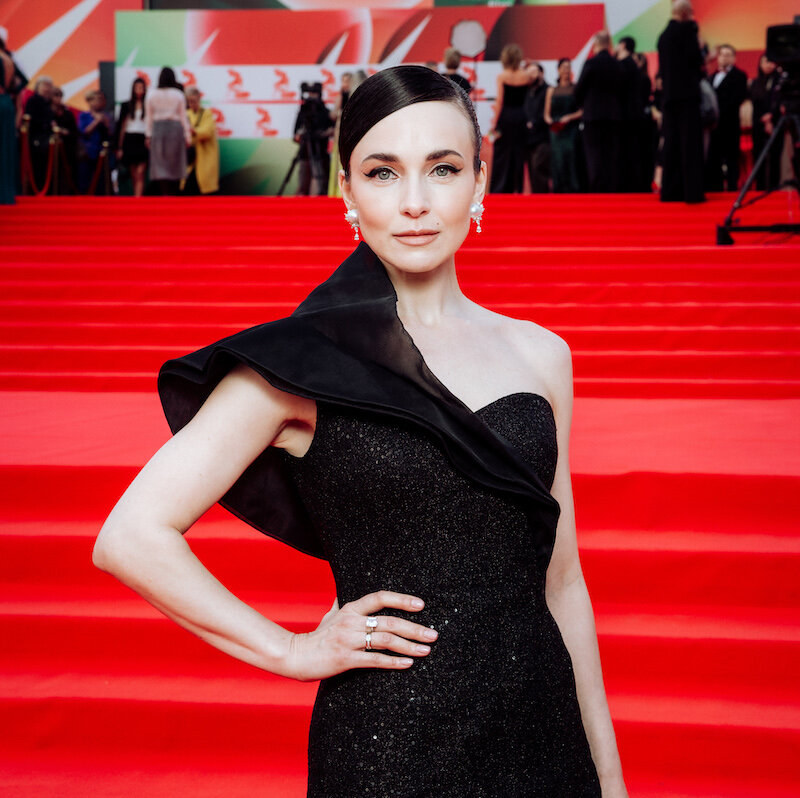 Анна Снаткина в серьгах и кольце, все Mercury Classic