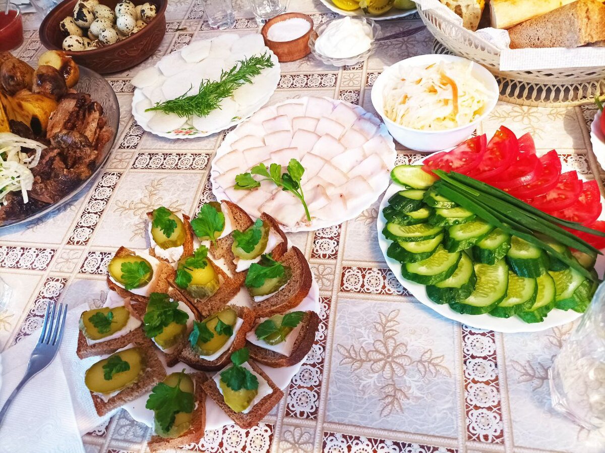 Стол для гостей