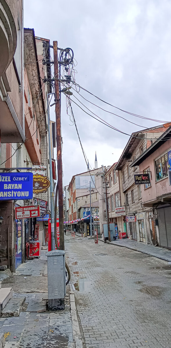 Одна из улиц в центре Ağrı. В таком городе небо всегда должно плакать, глядя на вот это всё.