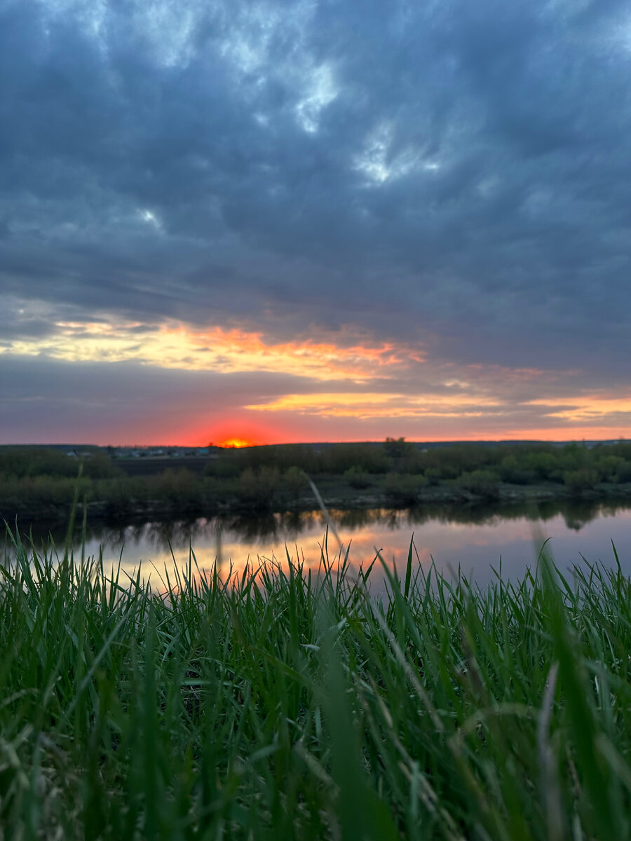 Как не бывает двух одинаковых снежинок, так не бывает двух одинаковых закатов. Каждый из них - особенный. Глядя на уходящее солнышко, понимаешь, насколько быстротечно время и насколько гармонична природа. 