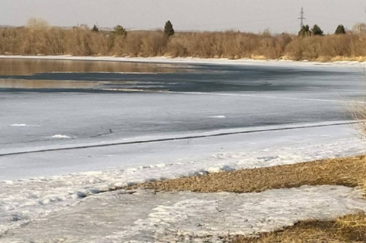    Ребёнок гулял по хрупкому льду в 30 метрах от берега.