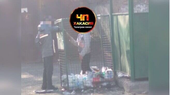     В Абакане на улице Пушкина дети заперли мальчика в сетчатом контейнере для пластикового мусора. Очевидица утверждает, что ребенка выпустили только после угроз полицией.