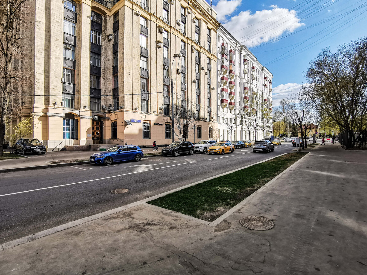 Так улица Врубеля выглядит со стороны Волоколамского шоссе.