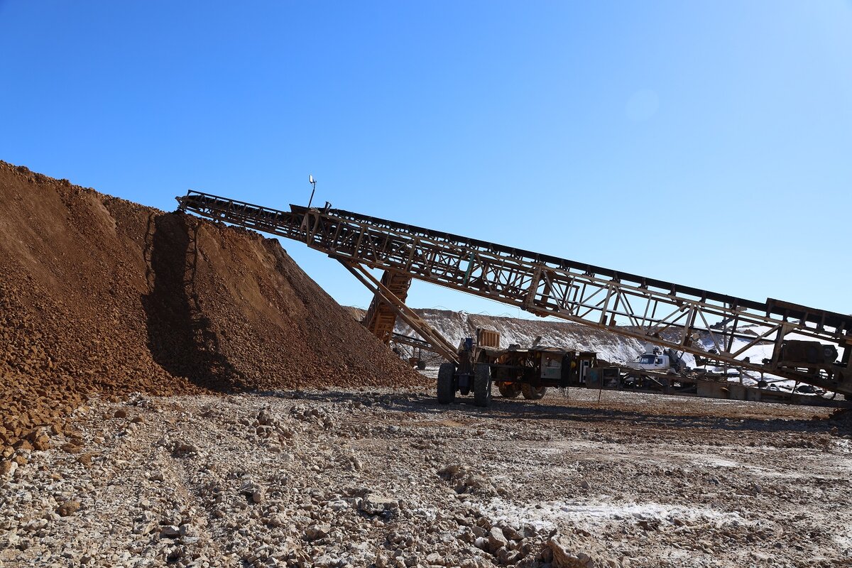 Укладка золотосодержащей руды с помощью стакера