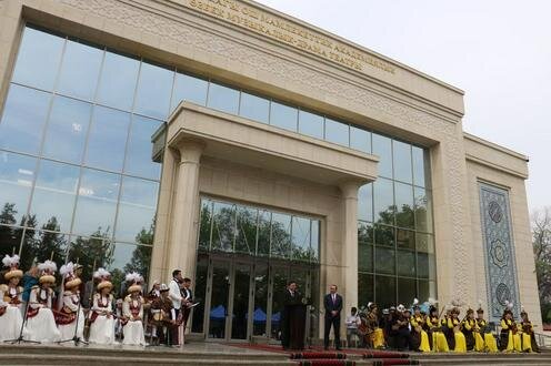 Церемония открытия Ошского государственного академического музыкально-драматического театра имени Бабура. Фото с сайта правительства Кыргызстана