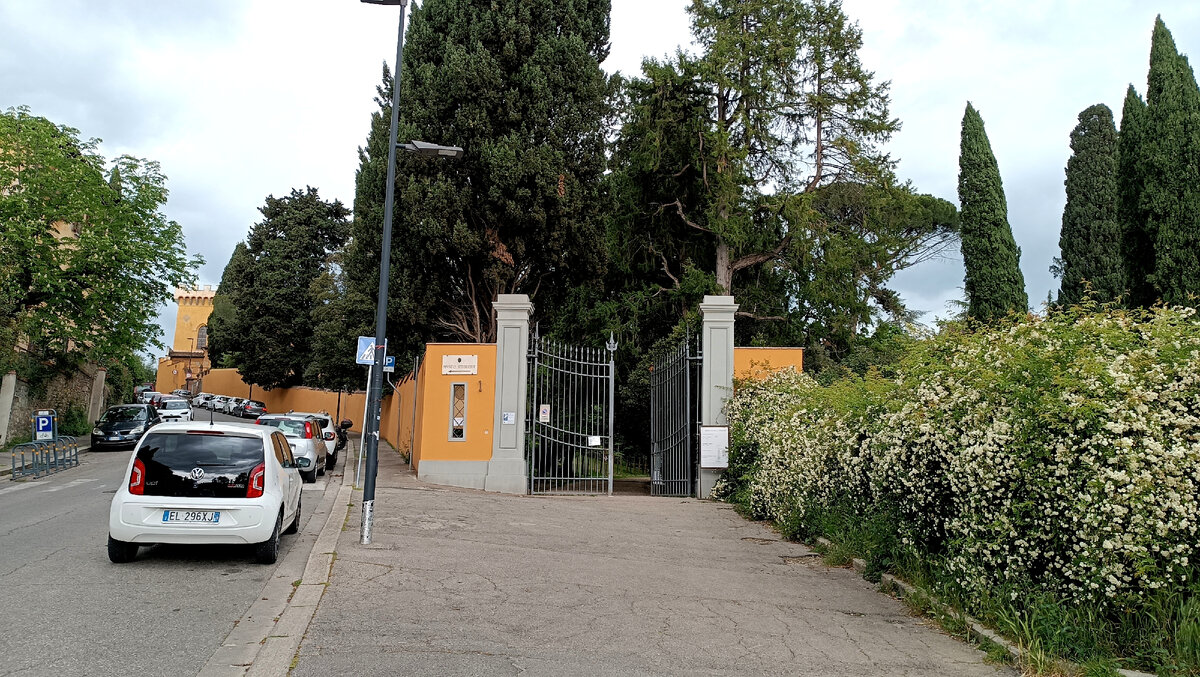 Улица имени Фредерика Стибберта. Вход в парк. Вход в музей по улице выше, но можно подняться и из парка