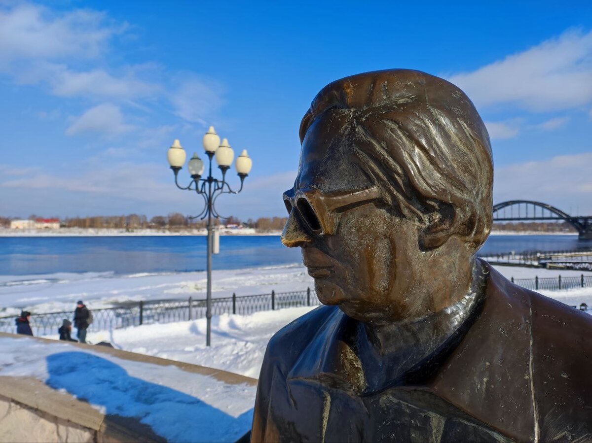 Течет река волга лев иванович. Памятник льву Ошанину. Памятник Остапу Бендеру в Рыбинске. Памятник Ошанину в Рыбинске. Скульптура Остапа Бендера в Рыбинске.