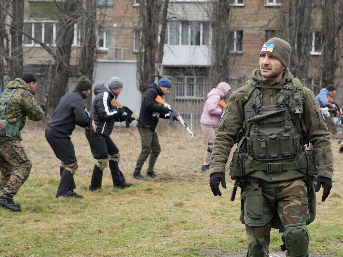    Инструктор во время тренировки "Грузинского легиона" в Киеве, Украина© AP Photo / Efrem Lukatsky