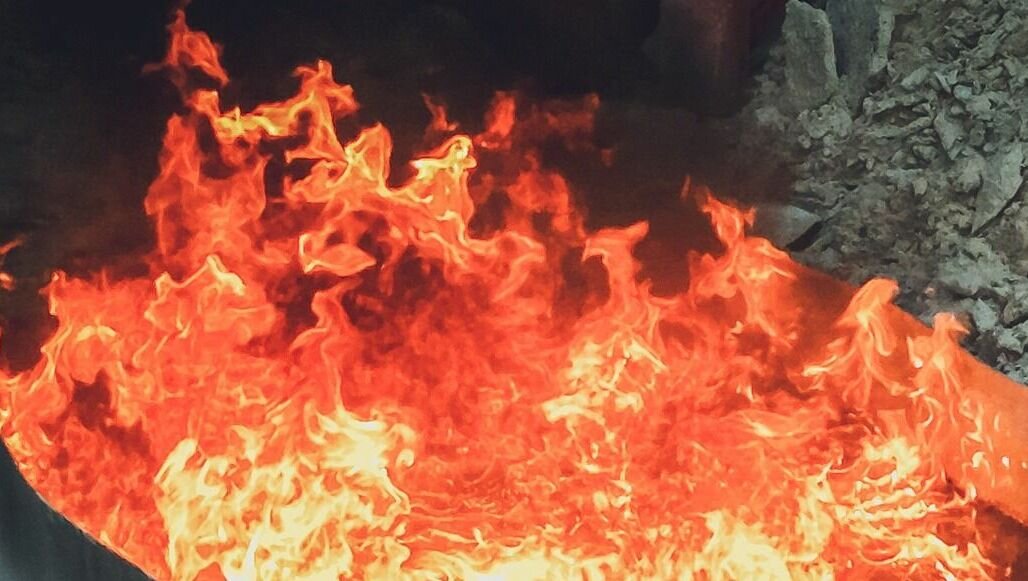     Неизвестные, предположительно, несколько раз пытались поджечь один и тот же дом в Нижнем Новгороде. В последний раз это произошло, когда все спали. Об этом NewsNN рассказал очевидец происшествия.