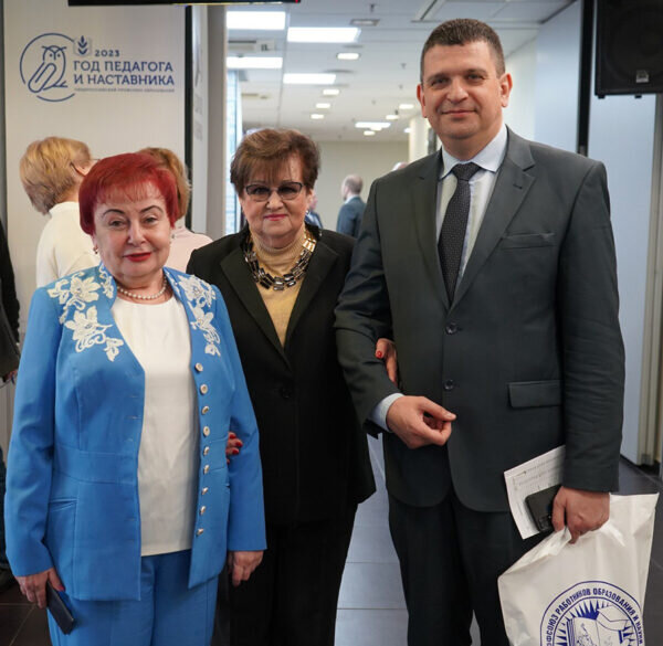    Галина МЕРКУЛОВА с лидерами новых региональных организаций профсоюза Асей ГОРШКОВОЙ (ДНР) и Олегом КОВАЛЕМ (ЛНР)