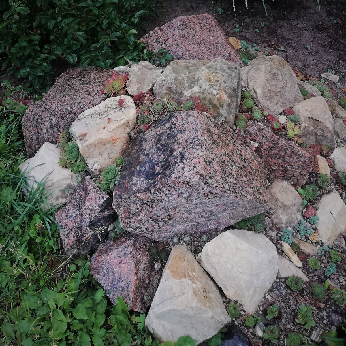 Мои гранитные валуны и прочие камни на даче