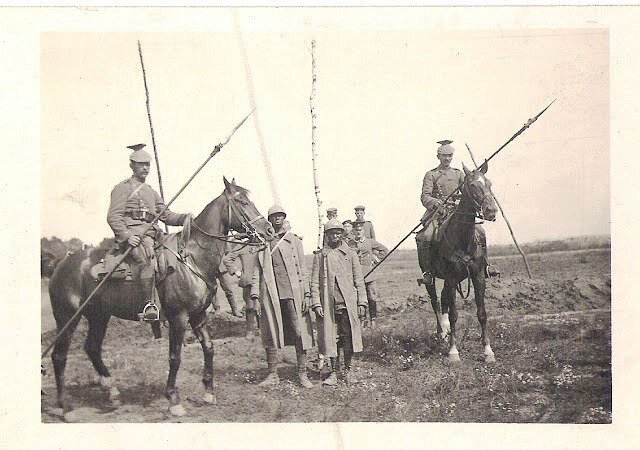 Западный фронт, уланы конвоируют пленных французов.