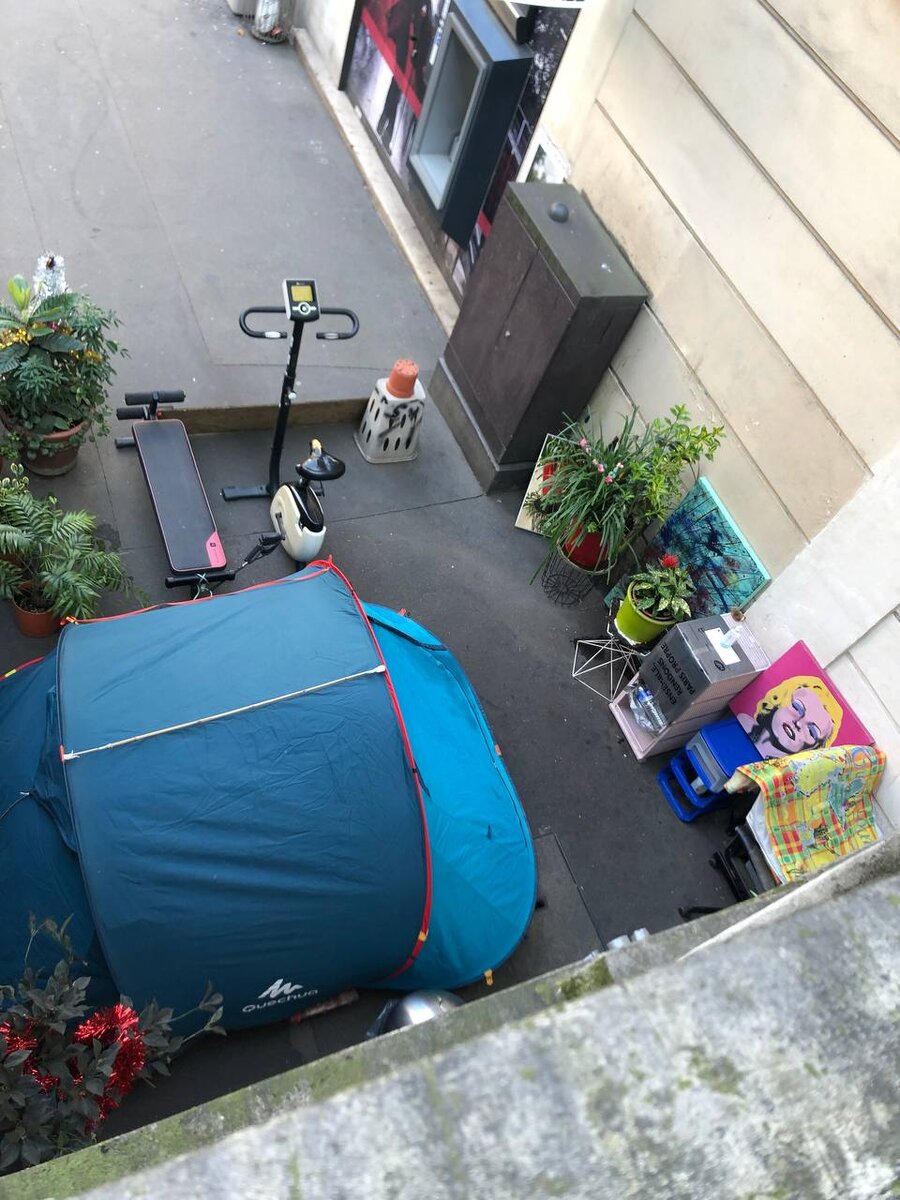 Самый милый домик бездомного, который я видела в Париже