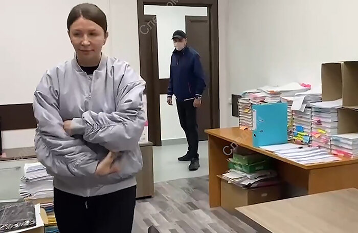    Блогер Елена Блиновская в здании Следственного комитета. Максимально возможное качество. Снимок с видео.Следственный комитет РФ/ТАСС