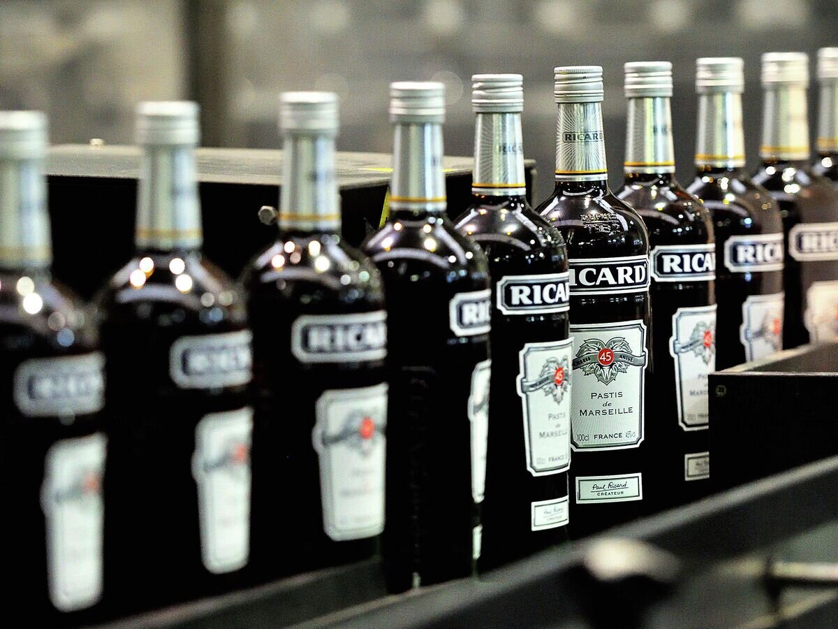    Конвейер на заводе французского производителя алкогольной продукции Pernod Ricard © AFP 2023 / Philippe Huguen