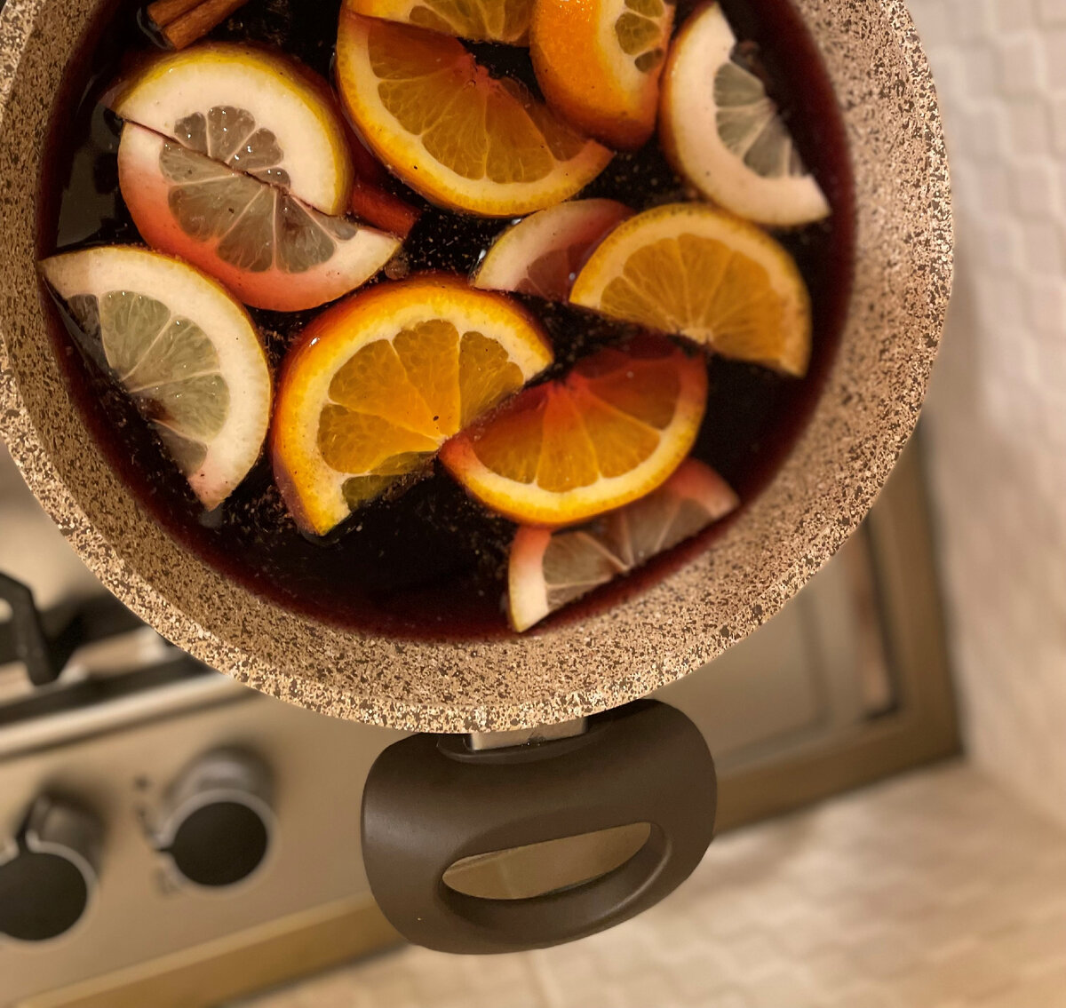 Процесс приготовления глинтвейна