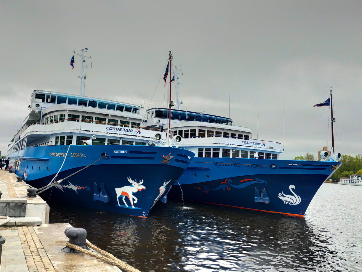 Т/Х "Северная Симфония" и "Лебединое Озеро". Фото автора.