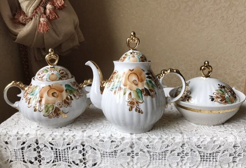 Сахарница, чайник, маслёнка 