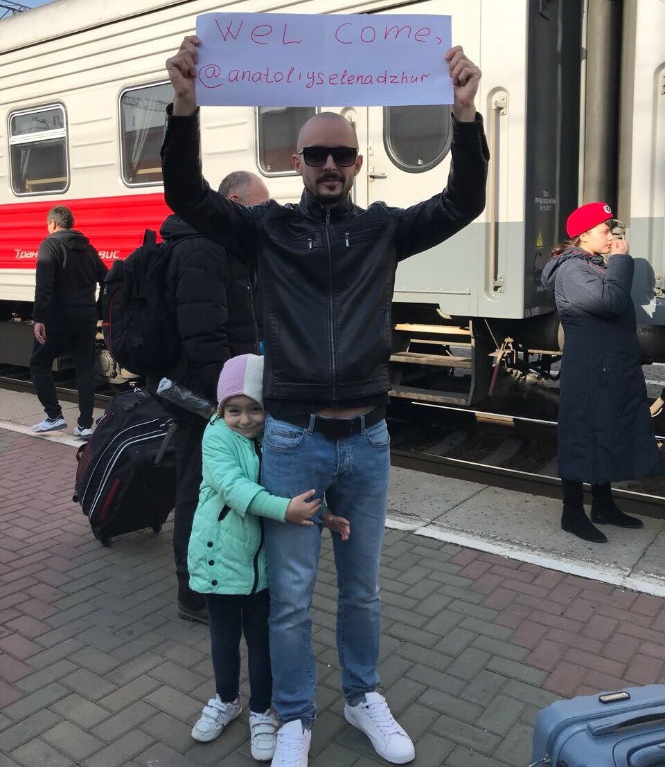 Встречали мы как-то твоего крёстного с его женой на вокзале в Новороссийске. Вроде бы это был март 2019-го