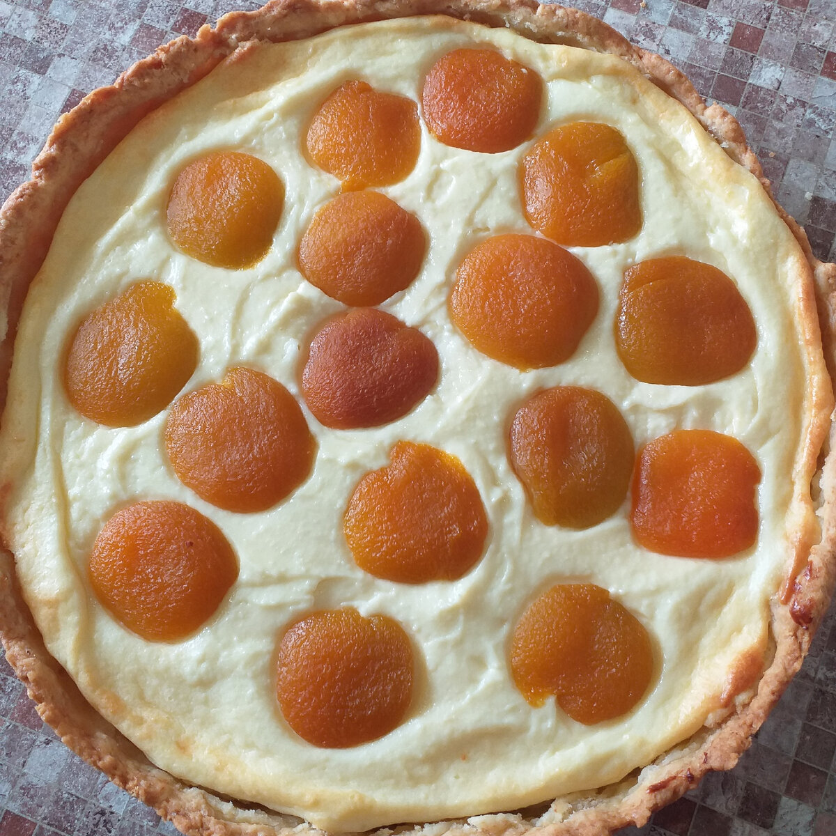 Легкий пирог с консервированными абрикосами и творожным кремом