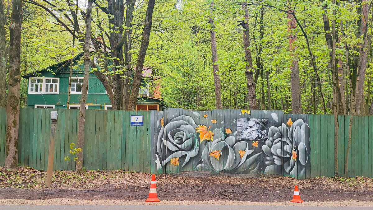 В этом доме Константином Симоновым было написано стихотворение "Жди меня, и я вернусь"
