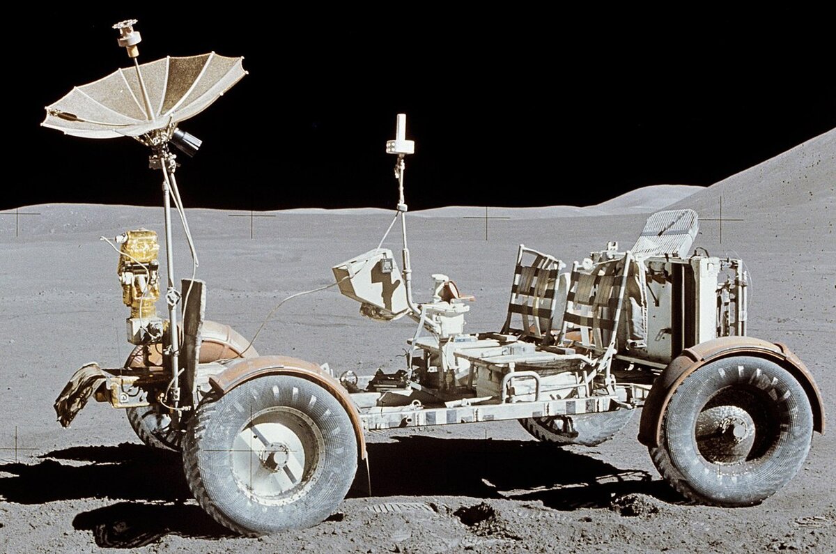 Авторство: NASA/Dave Scott; cropped by User:Bubba73. http://www.hq.nasa.gov/office/pao/History/alsj/a15/images15.html (direct link), Общественное достояние, https://commons.wikimedia.org/w/index.php?curid=6057491