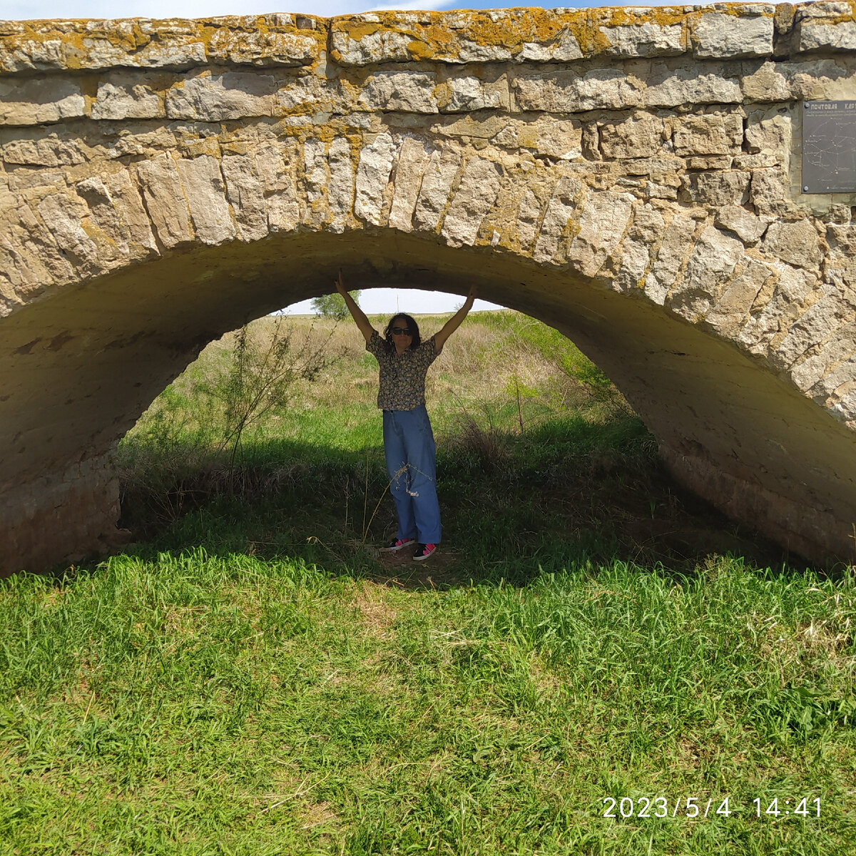 Начну с этого моста, он находится рядом с городом (всего 26км) и его видно с трассы. Построен он был в 1820-1825 годы и получил название Екатерининский мост.