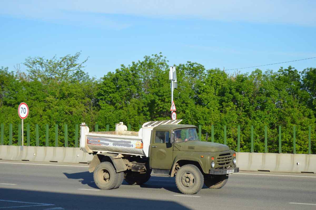 Фото автора. 04.05.2023. Жив курилка! Даже не знаю как его зовут, но больше похож на ММЗ–555.