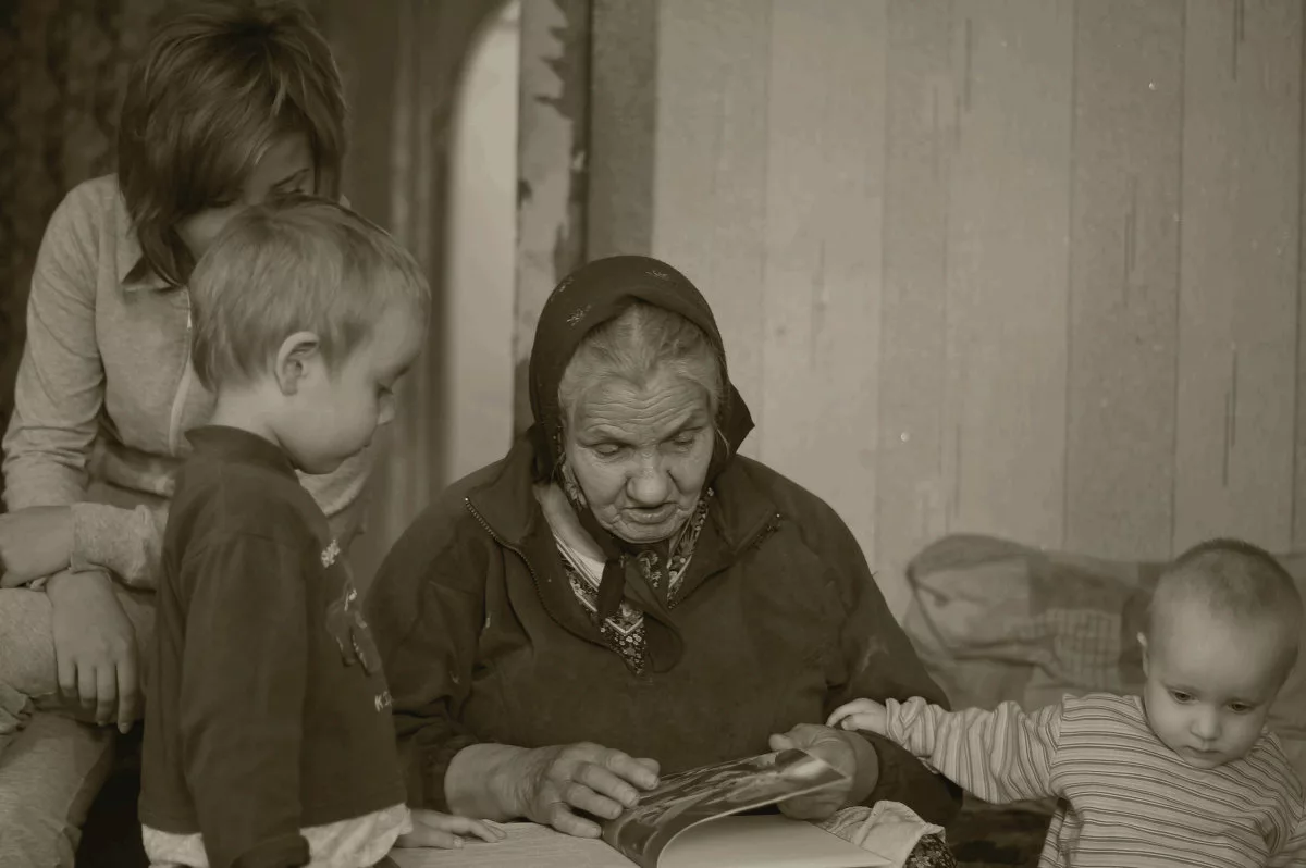 Фотография рассказывает историю. Бабушка рассказывает. Бабушка рассказывает детям. Бабушка рассказывает историю. Бабушка с внуком СССР.