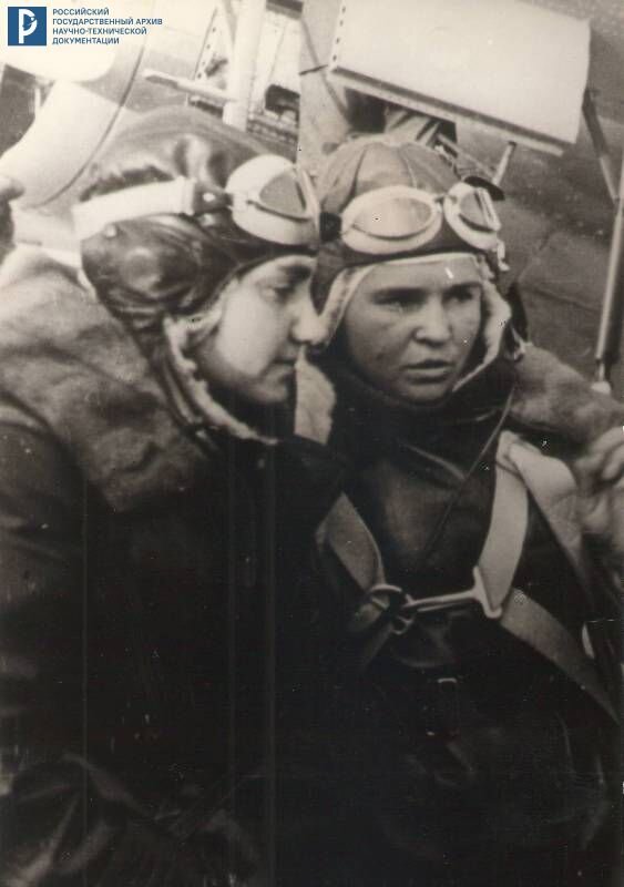 Члены экипажа самолета «Родина» летчики В.С. Гризодубова и П.Д. Осипенко. Сентябрь 1938 г. РГАНТД. Ф. 356. Оп. 1. Д. 233