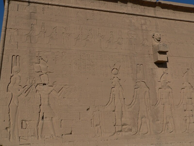 Рельеф на стене храма в Дендере