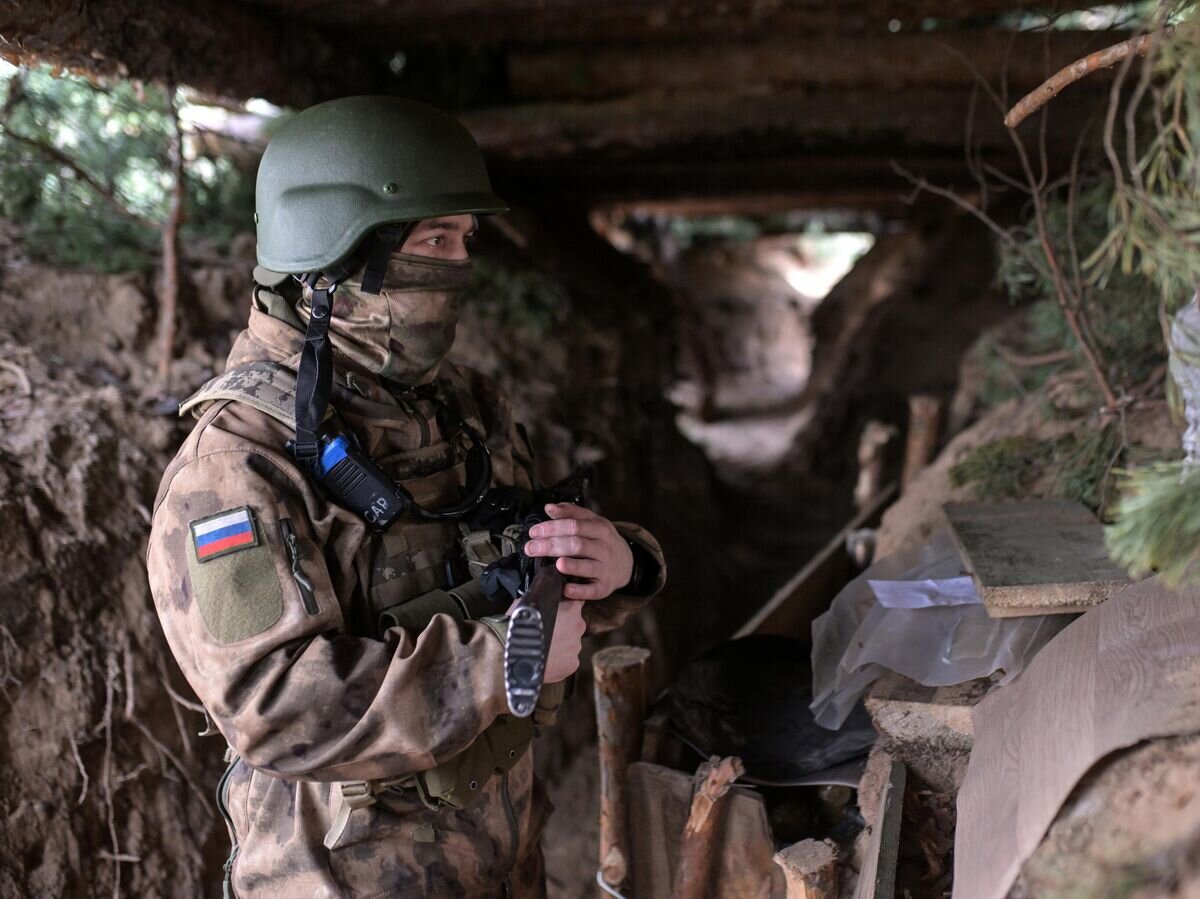    Военнослужащий ВС РФ кременском участке фронта в Донбассе© РИА Новости / Евгений Биятов