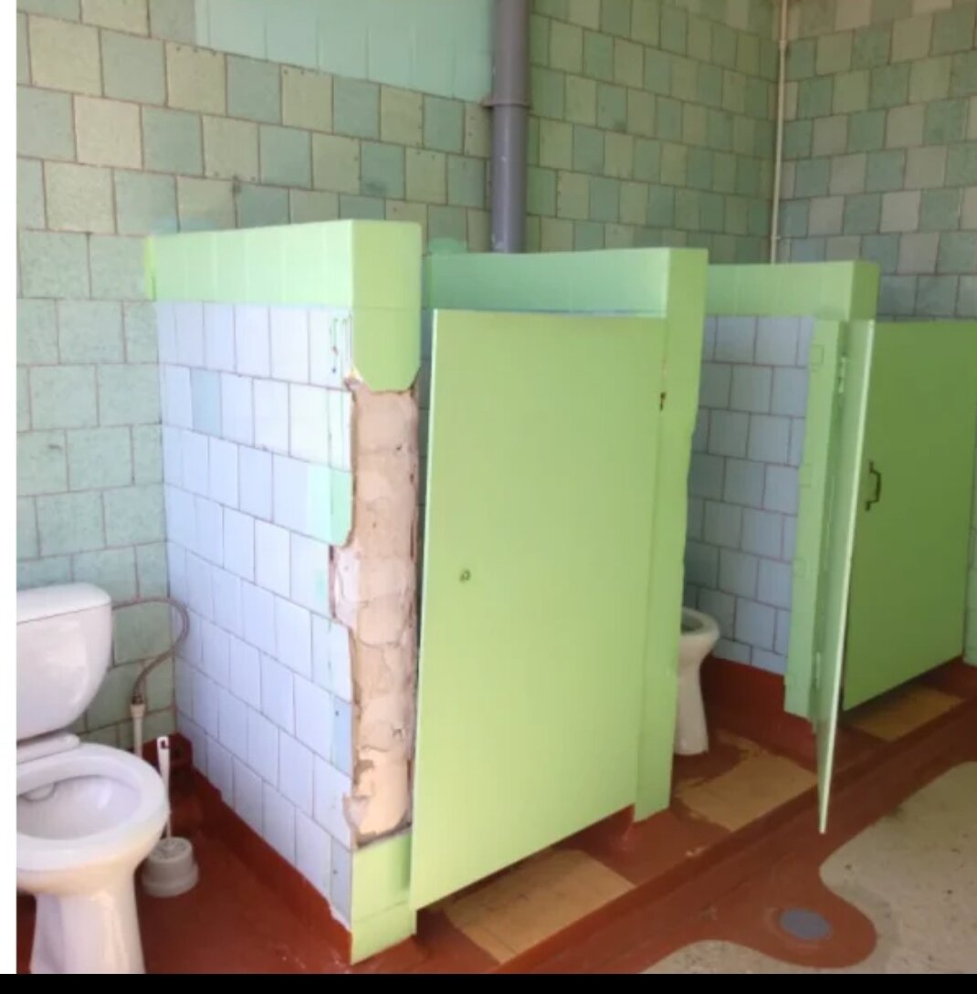 Хочет в туалет в школе. Туалет в школе. Туалеты в школах России. Туалетная комната в школе. Туалеты в российских школах.