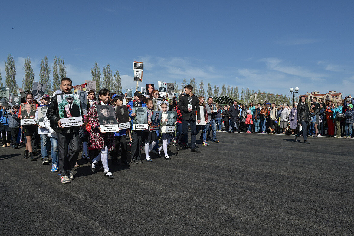 ​9 мая 2015 года в парке Победы Казани в «Бессмертном полку» приняли участие 3 тысячи казанцев. Фото: rais.tatarstan.ru