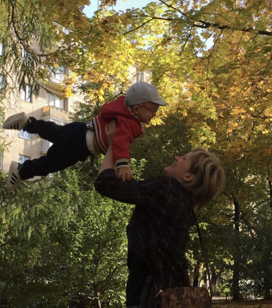 Когда средь ночи в тишине
Тихонько шепчешь ты мне: "Мама"
И быстренько ползёшь ко мне, 
Я становлюсь счастливой самой!

Аванс от Господа ты мне,
Салют эмоций, яркие мгновенья!
Я столько радости несу в себе
Безмерной, до головокруженья!

Я все твои тревоги заберу,
Ушибы все и сбитые коленки!
И все твои невзгоды разделю!
И справлюсь, знаю, непременно!

Когда мне одиноко может станет,
Захочется почувствовать тепло 
Зажмурюсь и услышу снова: "Мама",
Вот счастье безусловное мое!
