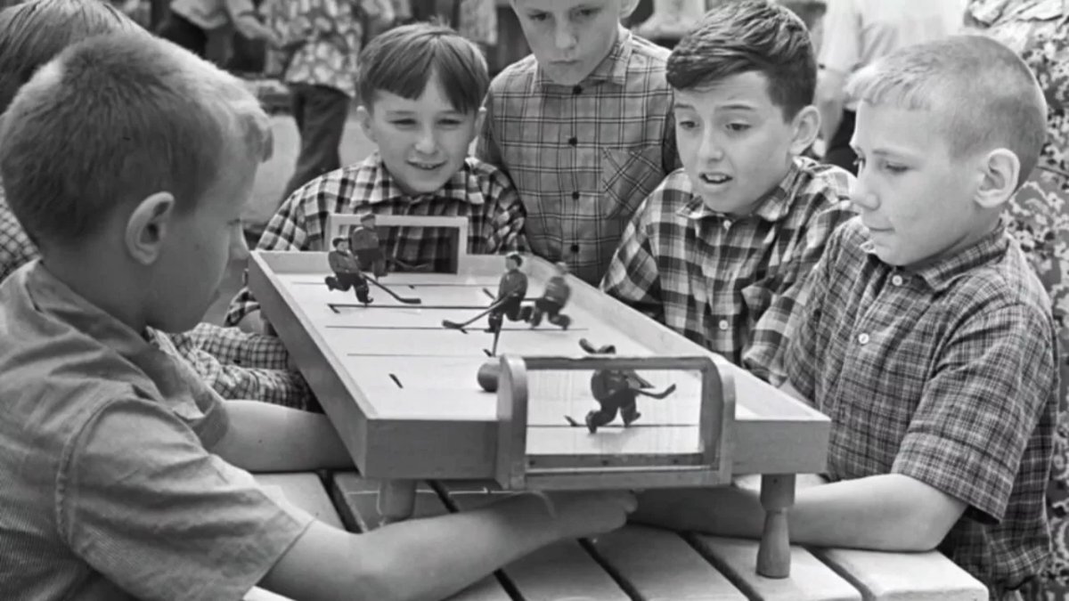      Настольный хоккей желанная игрушка мальчишек