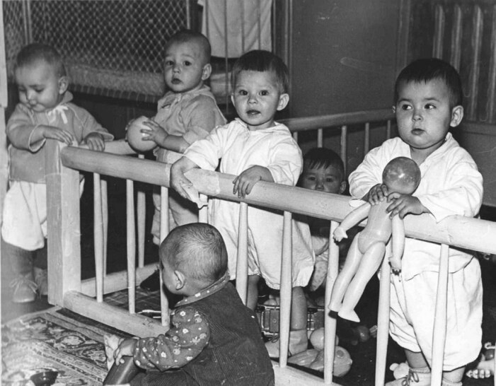 Мамочки отдавали детей в ясли и детсады, а сами выходили на работу. /Фото: i07.fotocdn.net Источник: https://kulturologia.ru/blogs/140523/56210/