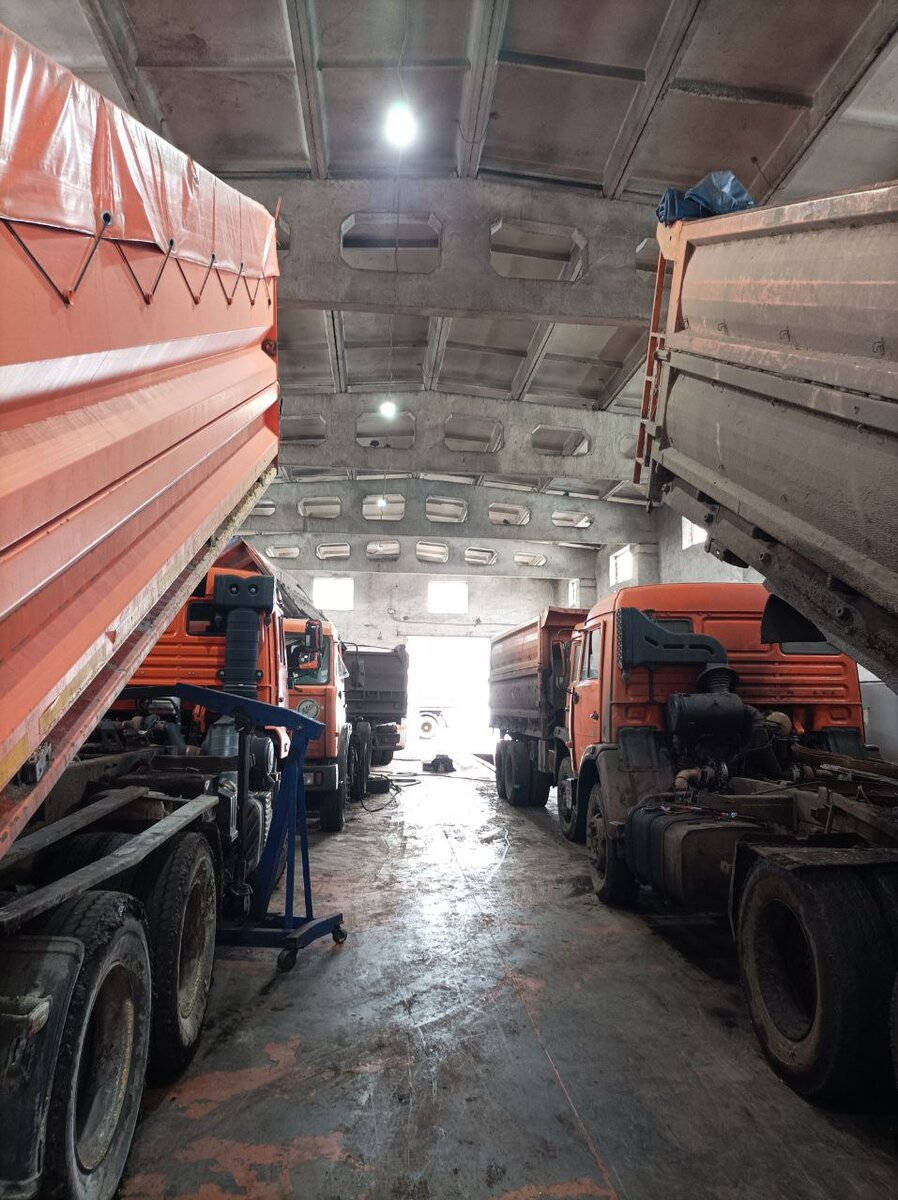 Машины в ремонте (фото автора)