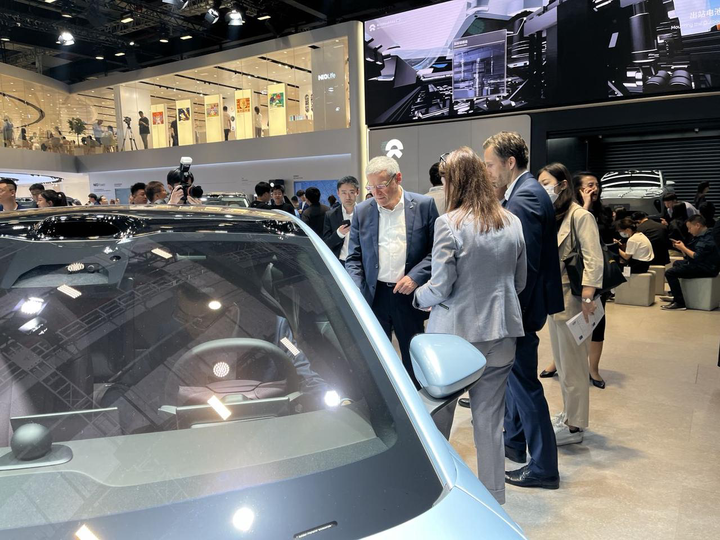 Руководители зарубежных компаний по производству автомобилей класса люкс на стенде NIO
