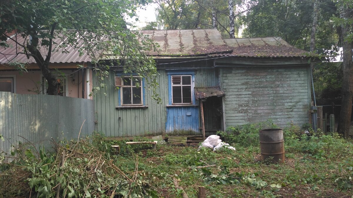    На фото — часть дома, которую было необходимо снести. Также видна практически вся территория, доступная для складирования материалов. Фото автора